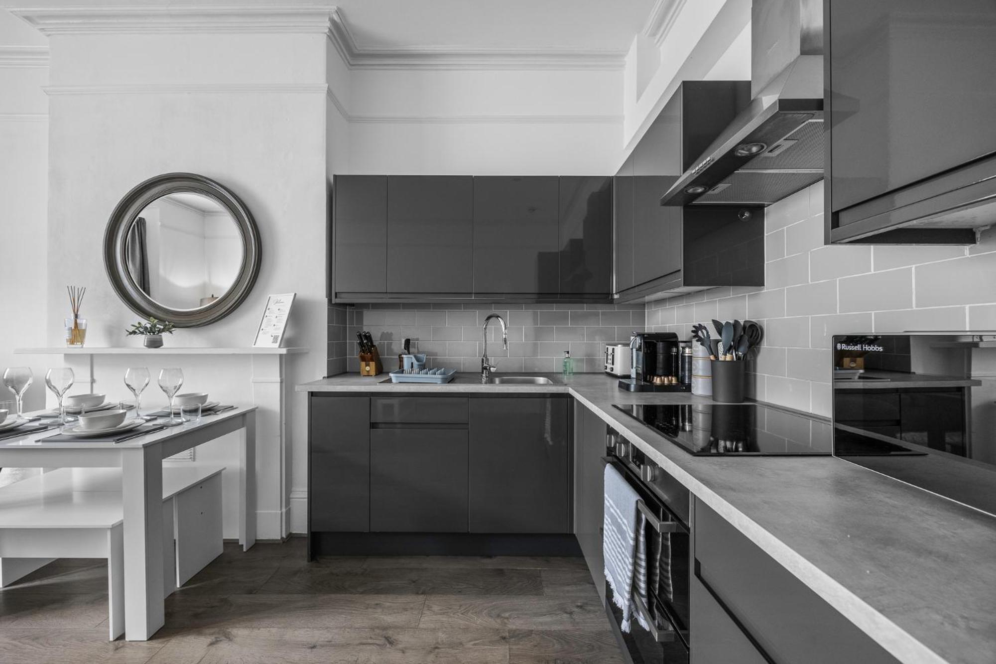 2 Bedroom Flat - With King Sized Beds, Netflix And Sky - Perfect For Contractors, Vacation Guests Or Those Relocating Brighton Exterior photo